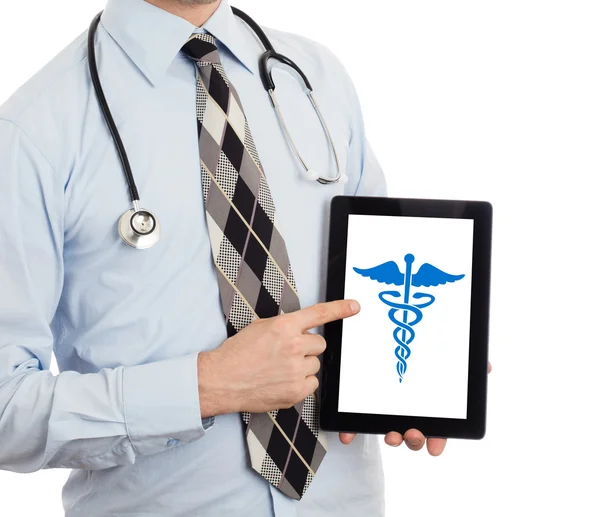 Läkaren håller tablet - Caduceus symbol — Stockfoto