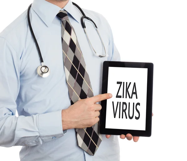 Doktor držení tabletu - Zika virus — Stock fotografie