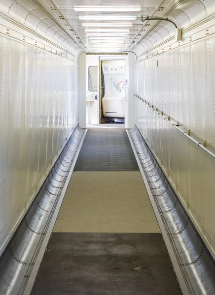 Jetway, caminando hacia el avión, enfoque selectivo — Foto de Stock