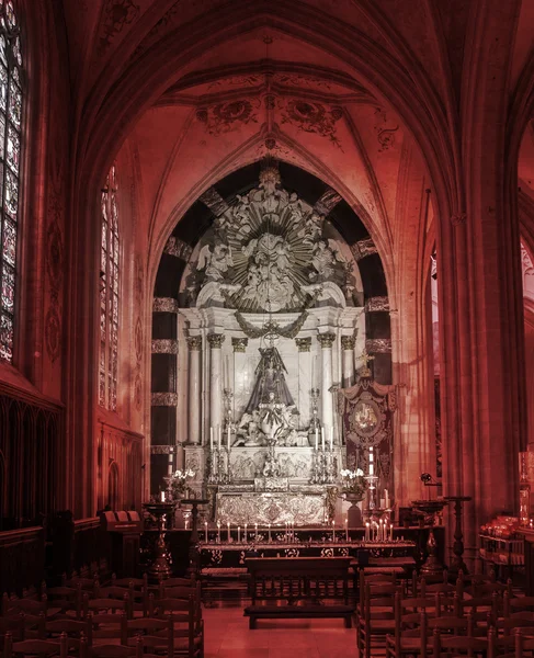 Im Inneren einer gruseligen alten Kirche — Stockfoto