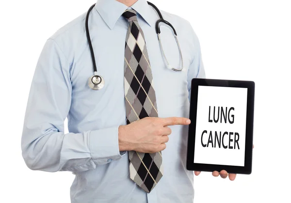 Lekarz trzymając tabletkę - rak płuc — Zdjęcie stockowe