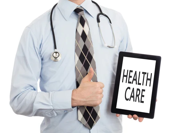 Läkaren håller tablet - hälso-och sjukvård — Stockfoto