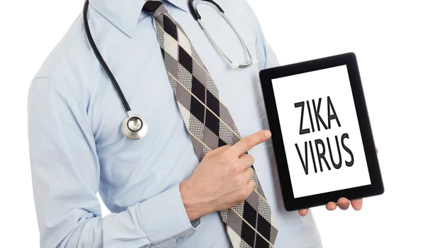 Doktor držení tabletu - Zika virus — Stock fotografie