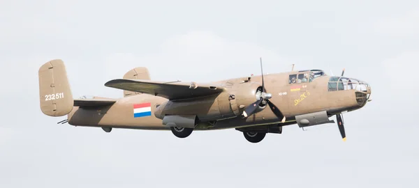 LEEUWARDEN, PAÍSES BAIXOS - JUNHO 10: Bombardeiro Mitchell da Segunda Guerra Mundial B-25 — Fotografia de Stock