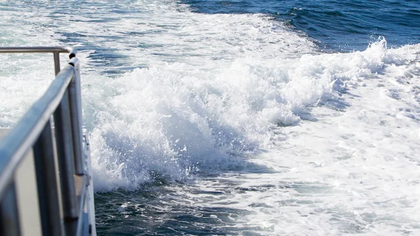 Welle eines Fährschiffs auf dem offenen Ozean — Stockfoto