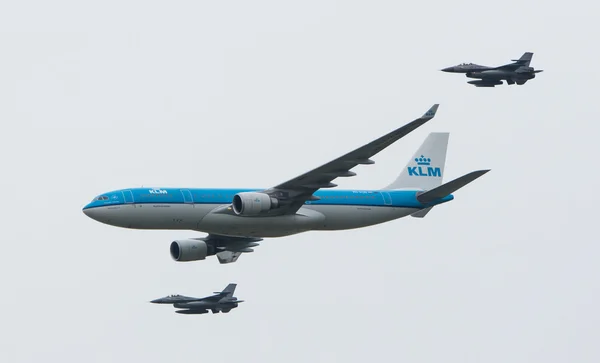 LEEUWARDEN, NETHERLANDS - 11 июня 2016: Dutch KLM Boeing escorte — стоковое фото