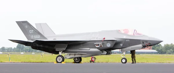 LEEUWARDEN, PAÍSES BAIXOS - JUNHO 10, 2016: Holandês F-35 sobre o — Fotografia de Stock