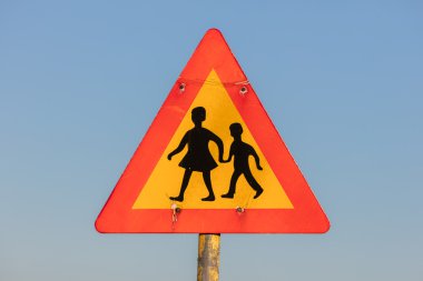 Karşıdan karşıya geçerken okuldan çocukların uyarı işareti