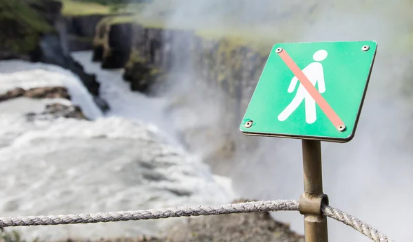 Wanderverbot hier - Island - heftiger Wasserfall im Rücken — Stockfoto