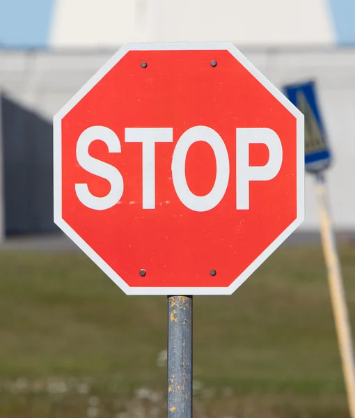 Antiguo cartel de stop en una abandonada base aérea de la USAF —  Fotos de Stock