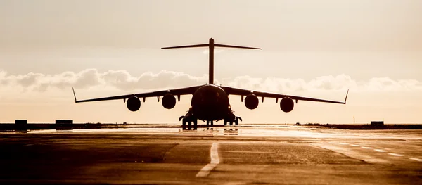 Büyük askeri kargo uçağı siluet — Stok fotoğraf