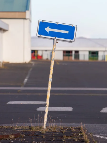 Flecha de la señal de tráfico apuntando a la izquierda, firmar en un Amarican abandonado —  Fotos de Stock