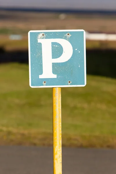 Roestige, oude parkeergarage teken — Stockfoto