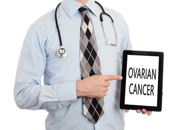 Lekarz trzymając tabletkę - rak jajnika — Zdjęcie stockowe