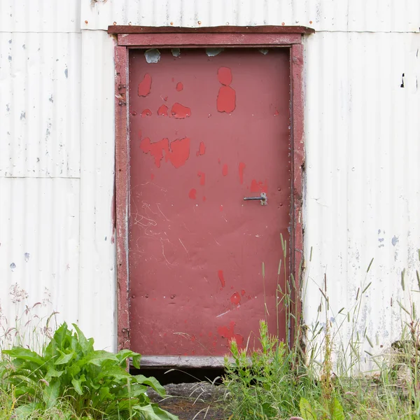 Puerta roja aislada — Foto de Stock