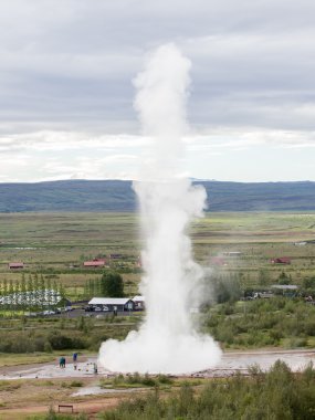 En büyük etkin geysir, Strokkur, etkileyici patlama ile