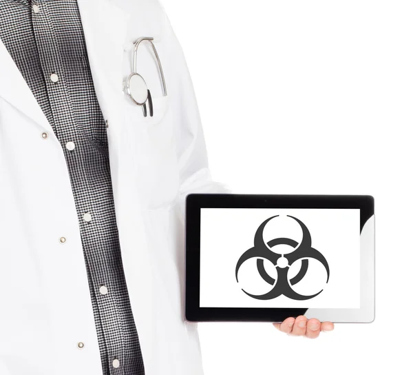 Dokter holding tablet - waarschuwing! Biohazard! — Stockfoto