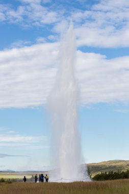 En büyük etkin geysir, Strokkur, etkileyici patlama ile