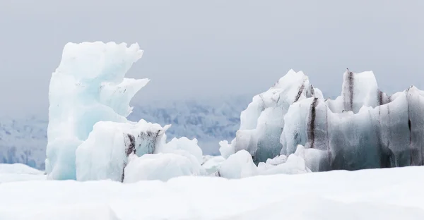 Jokulsarlon é um grande lago glacial no sudeste da Islândia — Fotografia de Stock