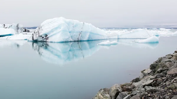 Jokulsarlon è un grande lago glaciale nel sud-est dell'Islanda — Foto Stock