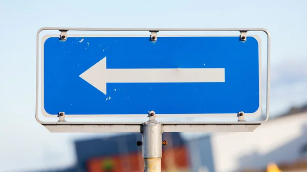 Flèche du panneau de signalisation pointant à gauche, signe sur un Amarican abandonné — Photo