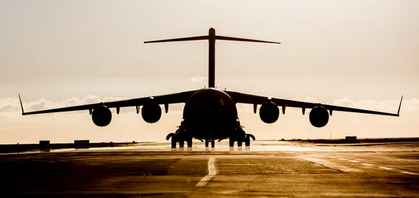 Velké vojenské nákladní letadlo silueta — Stock fotografie