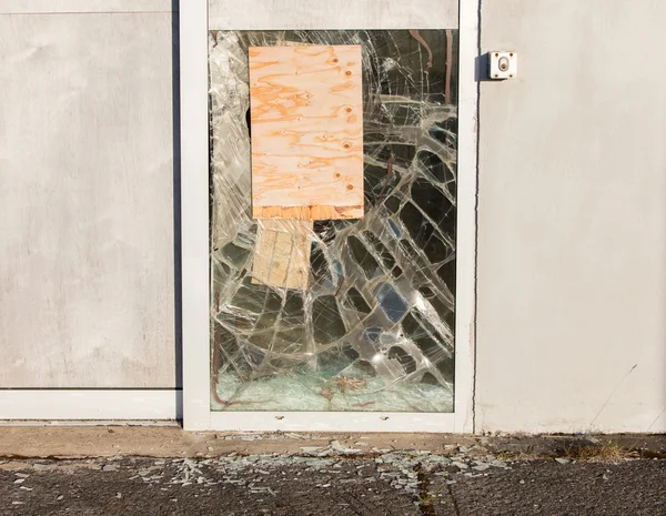 Ein kaputtes Fenster schließen — Stockfoto