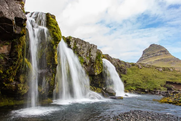 基尔丘山山附近的 Kirkjufellsfoss 瀑布 — 图库照片