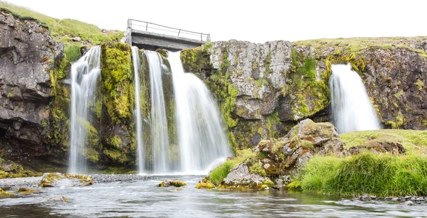 Kirkjufellsfoss Wasserfall in der Nähe des Kirkjufell — Stockfoto