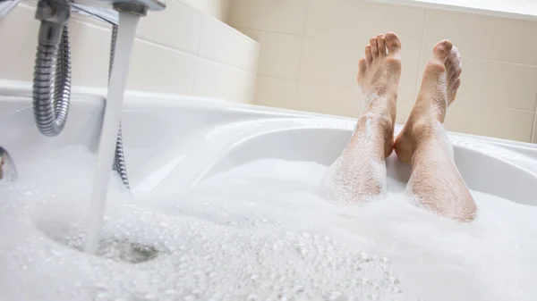 Pieds d'homme dans une baignoire, accent sélectif sur les orteils — Photo
