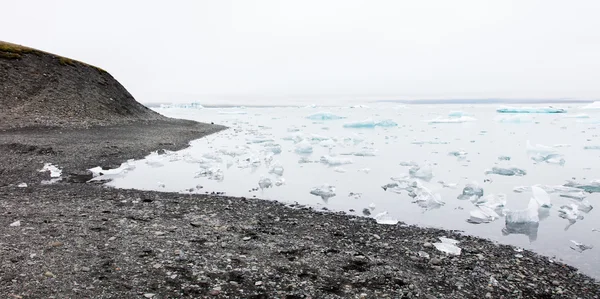 Jokulsarlon jest duże jeziora polodowcowe w południowo-wschodniej części Islandii — Zdjęcie stockowe