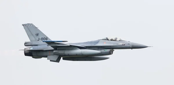 吕、 荷兰-2016 年 6 月 11 日 ︰ 荷兰 F-16 战斗机 j — 图库照片