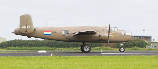 LEEUWARDEN, PAÍSES BAIXOS - JUNHO 10: Bombardeiro Mitchell da Segunda Guerra Mundial B-25 — Fotografia de Stock