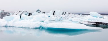 Büyük bir buzul Gölü güneydoğusunda İzlanda'daki Jokulsarlon olduğunu