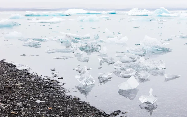 Jokulsarlon jest duże jeziora polodowcowe w południowo-wschodniej części Islandii — Zdjęcie stockowe