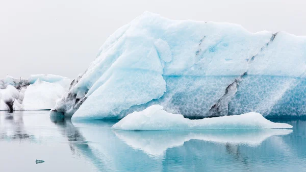 Jokulsarlon είναι μια μεγάλη λίμνη που έχει σχηματίσει στην Νοτιοανατολική Ισλανδία — Φωτογραφία Αρχείου