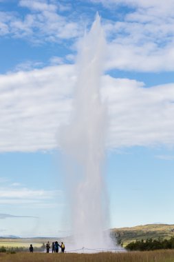 En büyük etkin geysir, Strokkur, etkileyici patlama ile