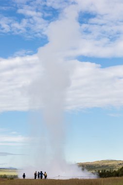 En büyük etkin geysir, Strokkur, etkileyici patlama ile