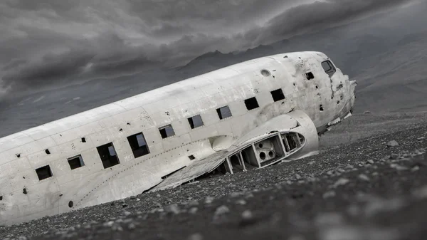 Das verlassene Wrack eines US-Militärflugzeugs auf Südisland - — Stockfoto