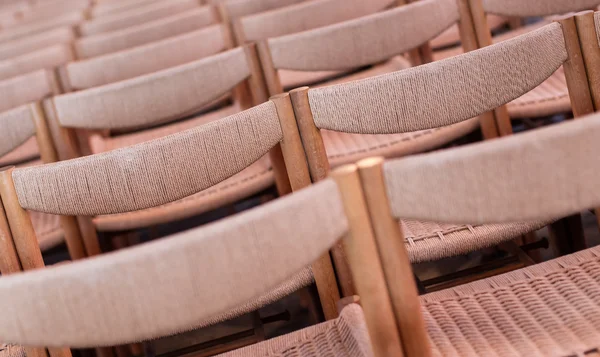 Righe di sedili all'interno della chiesa, focus selettivo — Foto Stock