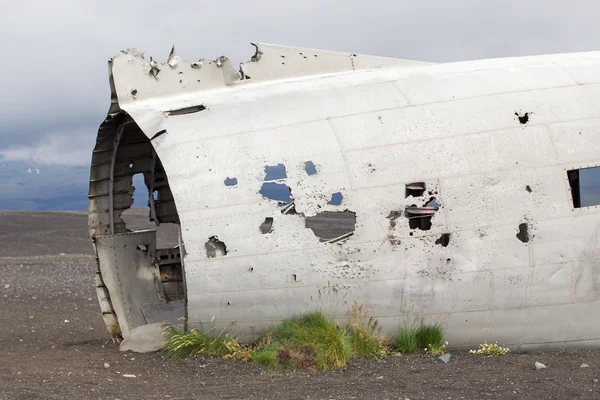 Das verlassene Wrack eines US-Militärflugzeugs auf Südisland — Stockfoto