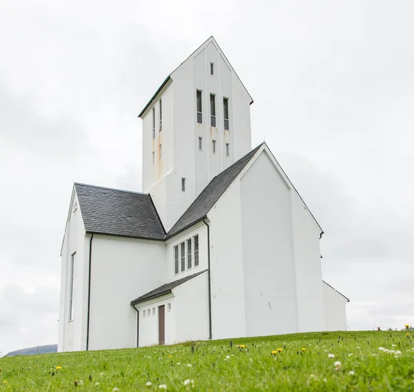 Skálholt, Islandia - 25 lipca: Katedra Skálholt został ukończony w roku 1963, jest na zdjęciu na 25 lipca 2016 roku i położony jest przy jednej z najbardziej zabytkowych miejsc w Islandii. — Zdjęcie stockowe