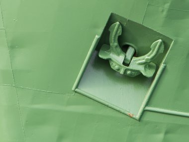 Yük gemisi üzerinde demir attı