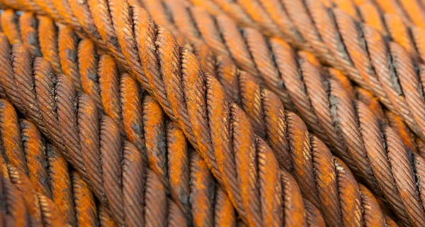 Cable de acero oxidado abandonado - enfoque selectivo — Foto de Stock
