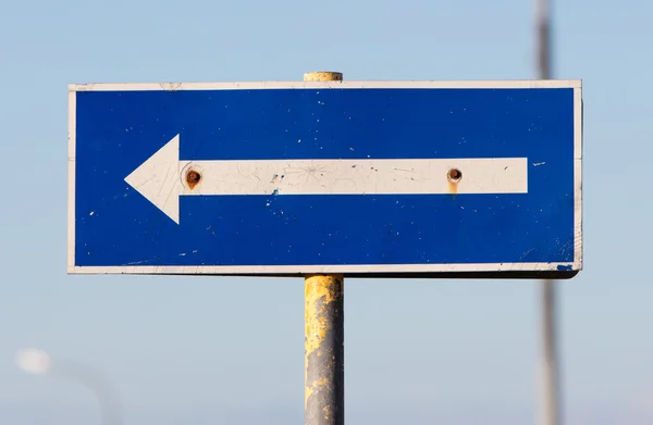 Traffic sign arrow pointing left, sign on an abandoned Amarican — Stock Photo, Image