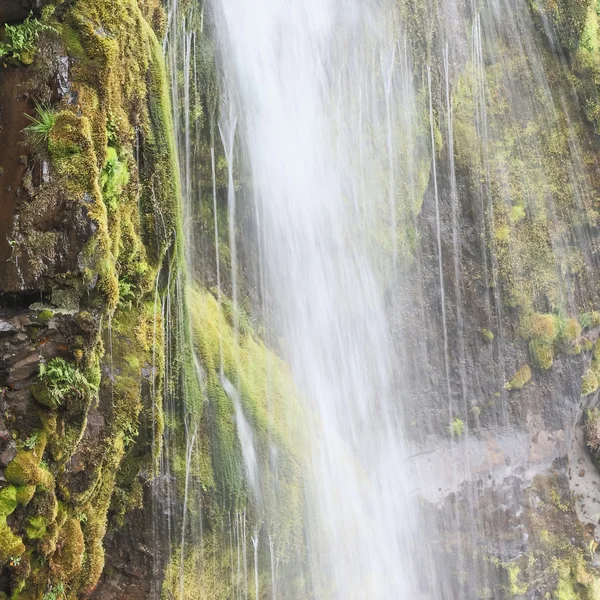 基尔丘山山附近的 Kirkjufellsfoss 瀑布 — 图库照片