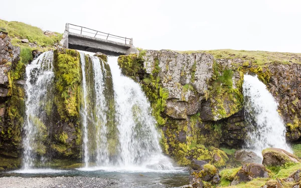 Kirkjufell dağın yakınında Kirkjufellsfoss şelale — Stok fotoğraf