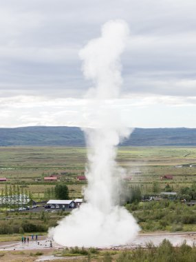 En büyük etkin geysir, Strokkur, etkileyici patlama ile