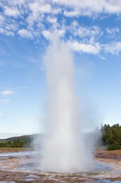 Erupção de Strokkur na área de Geysir, Islândia — Fotografia de Stock