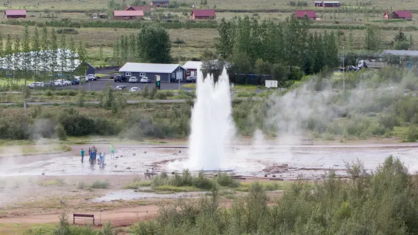 Вражаючі виверження найбільших активних geysir, Strokkur, з — стокове фото